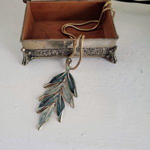 Articulated Vintage Leaf Pendant Necklace